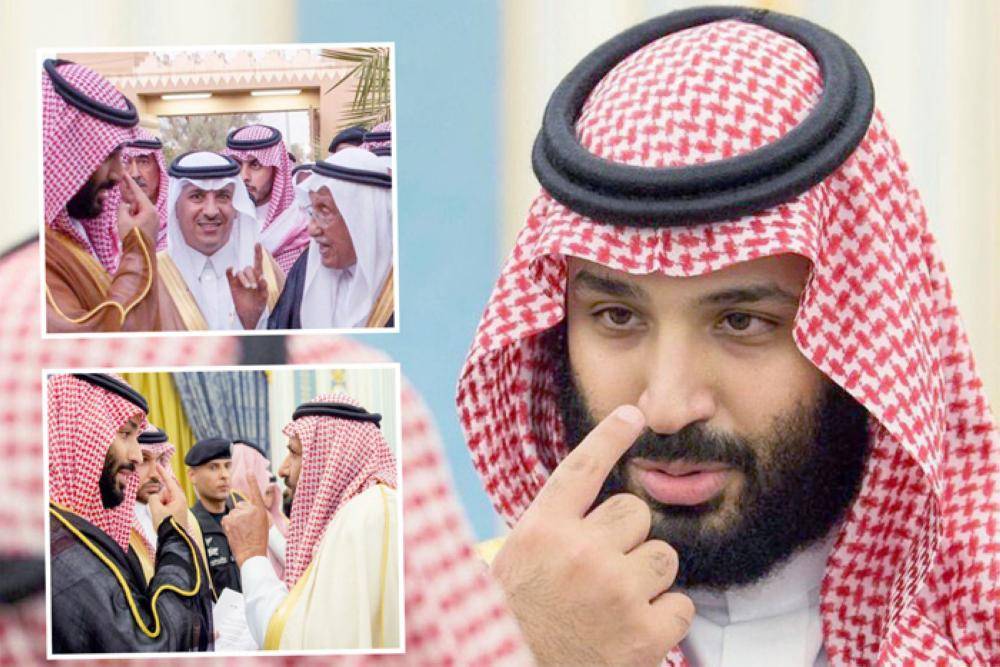 سمو ولي العهد الأمير محمد بن سلمان يشير إلى أنفه، في صورة توضح رمزية الأنف في الثقافة السعودية، لفهم معنى عبارة "على خشمي".